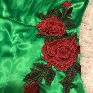 🍀RARE Gorgeous ❤️Emerald Green With Rose Embroidery Detailed Romper